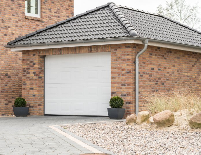 Gemauerte Garage mit einem weien Tor