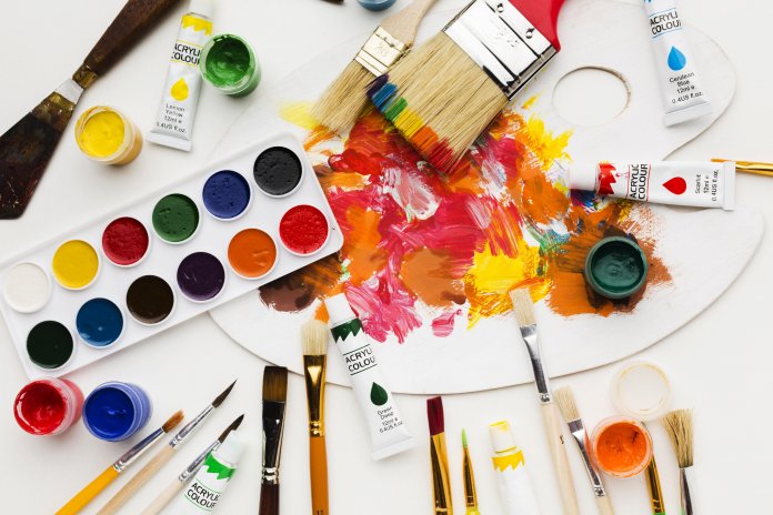 dirty-coloured-palette-and-paint